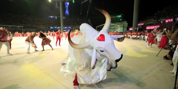 Garantido faz os ajustes finais para a primeira noite do festival e lota o Bumbódromo