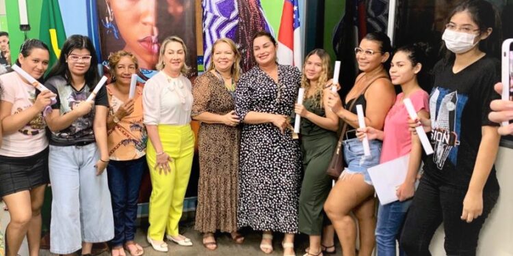 Governo incentiva autonomia de mulheres vítimas de violência com cursos profissionalizantes