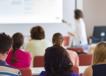Brasileiros retomam os estudos em cursos regulares 