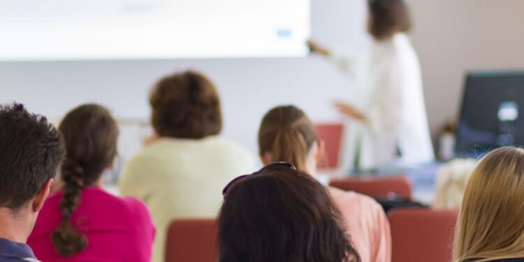 Brasileiros retomam os estudos em cursos regulares 
