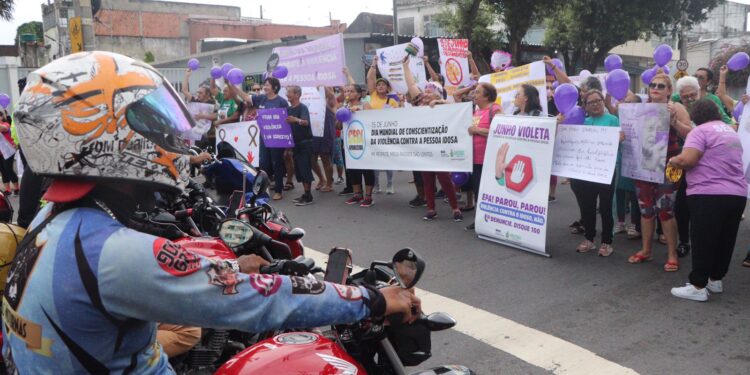 Junho Violeta: Blitz do Ceci alerta para a importância do respeito a faixa de pedestre