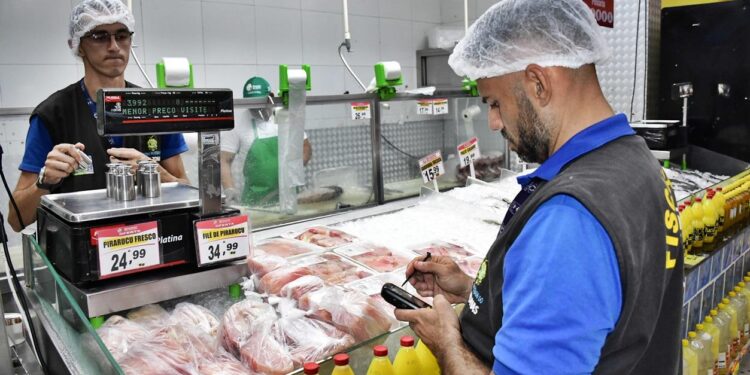 Ipem flagra irregularidades na pesagem de produtos no Baratão da Carne