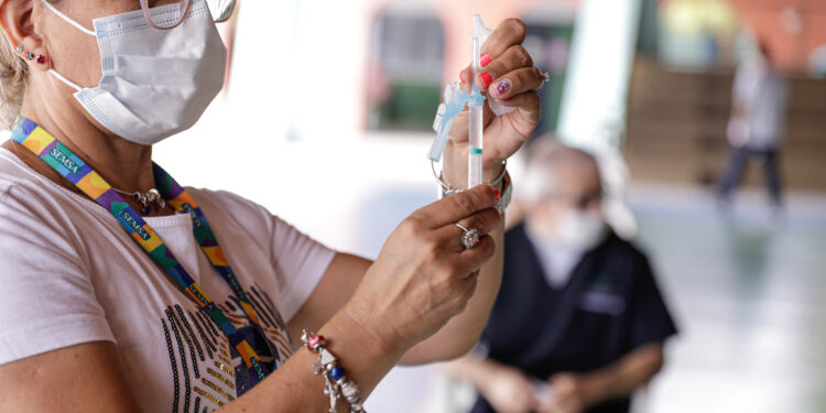 População pode atualizar esquema vacinal contra Covid-19 em 74 pontos nesta semana