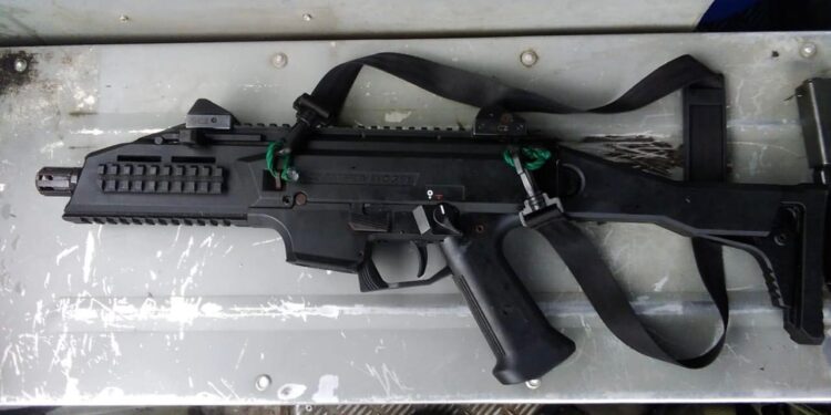 Exército prende homem com submetralhadora e pistola no Vale do Javari