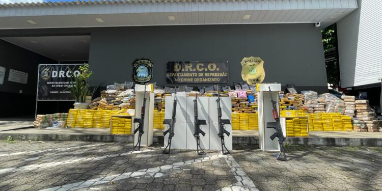 Polícia apreende cerca de 2 toneladas de drogas e cinco fuzis em caminhão