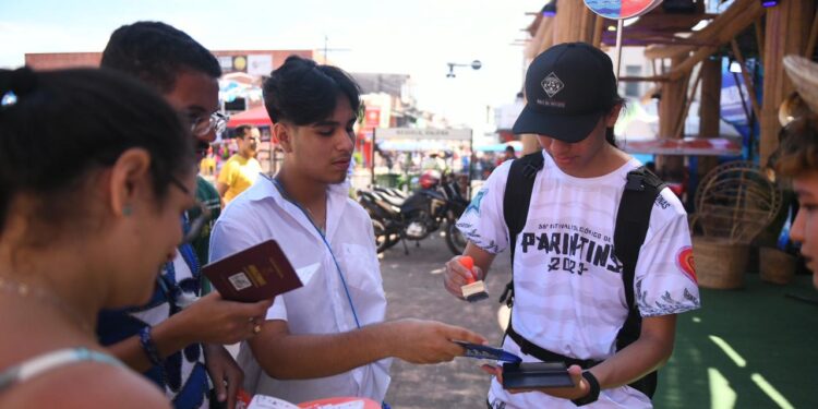 Passaporte Parintins, fotos personalizadas e vídeo 360º são sucesso no Turistódromo