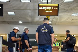 Procon-AM realiza blitz educativa nas companhias aéreas no Aeroporto Internacional de Manaus