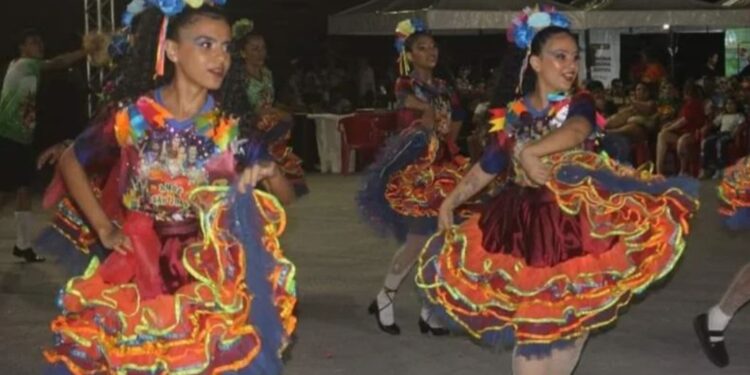 Shows de forró, boi-bumbá  e apresentação de quadrilha animam primeiro Arraial da Faculdade Santa Teresa