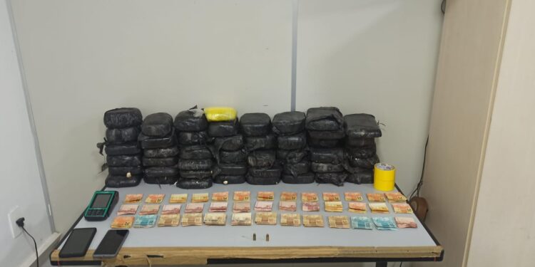 Polícias prendem homem com 50 kg de droga e arma na Zona Norte de Manaus