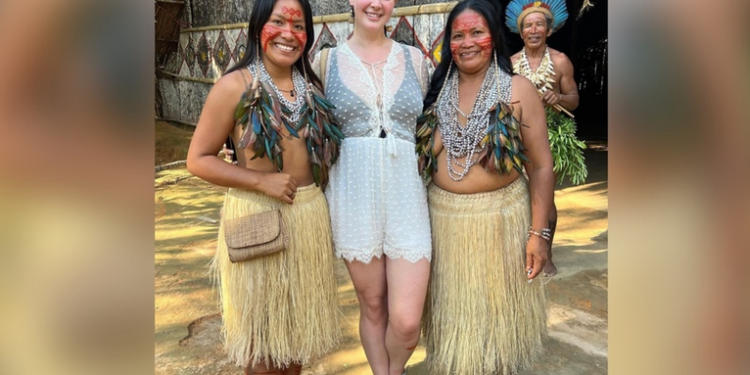 Lana Del Rey visita comunidade indígena em Manaus