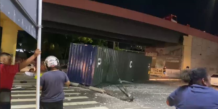 Em Manaus, contêiner se solta de caminhão e cai de viaduto