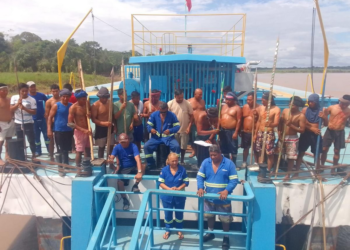 Tripulantes de petroleiro retido por indígenas no Peru são liberados