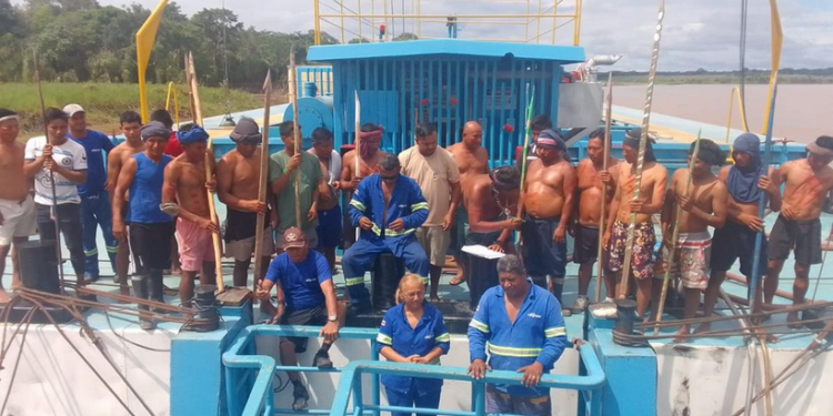 Tripulantes de petroleiro retido por indígenas no Peru são liberados