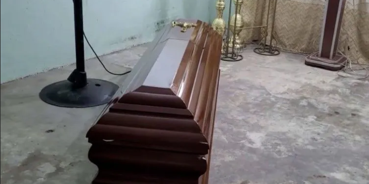 Mulher dada como morta é encontrada com sinais vitais durante próprio funeral