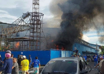 Vídeo: Em Parintins, incêndio atinge alegoria no galpão do boi Caprichoso