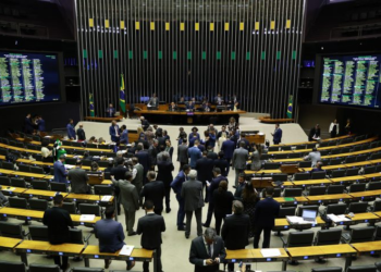 Veja os deputados do AM que votaram a favor do projeto que prevê prisão para quem discriminar políticos