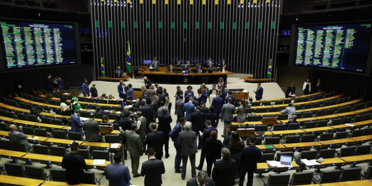 Veja os deputados do AM que votaram a favor do projeto que prevê prisão para quem discriminar políticos