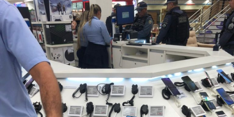 Polícia prende dupla e apreende dois adolescentes envolvidos em roubo a Bemol