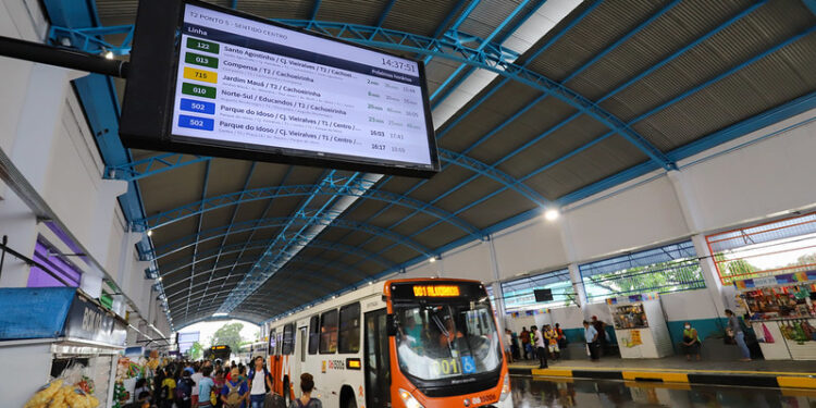 Vandalismo em terminais de ônibus custa mais de R$ 190 mil por ano, diz prefeitura