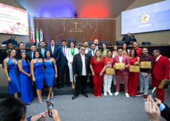 Prefeito de Parintins pede apoio de deputados para feriado na segunda-feira pós festival