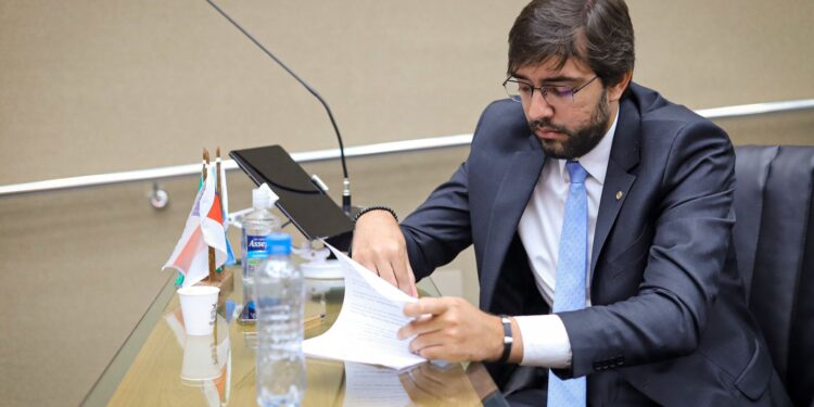 Deputado apresenta PL que proíbe homenagens a pessoas condenadas por racismo no AM