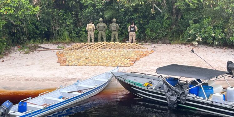 Polícias Federal e Militar apreendem 600 kg de drogas e duas embarcações no AM