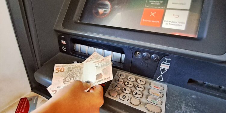Após ação da Defensoria, Justiça determina que Bradesco cancele descontos de cestas tarifárias em Coari e Codajás