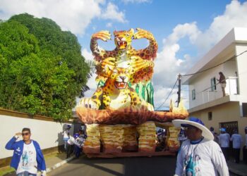 Caprichoso inicia translado das alegorias para concentração do Bumbódromo