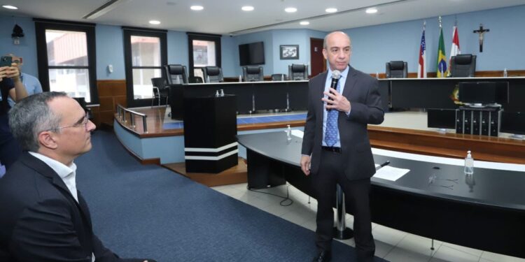 Corte de Contas do Amazonas doa computadores e móveis à Seap