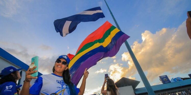 Caprichoso faz o hasteamento do pavilhão azul e branco ao lado da bandeira LGBTQIAPN+