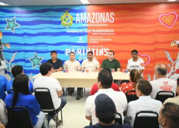 Governador do AM anuncia repasse de mais R$ 2 milhões para Caprichoso e Garantido