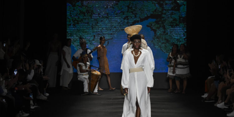 Amazon Poranga Fashion: Conheça trabalhos que levam a moda indígena da Amazônia para o mundo