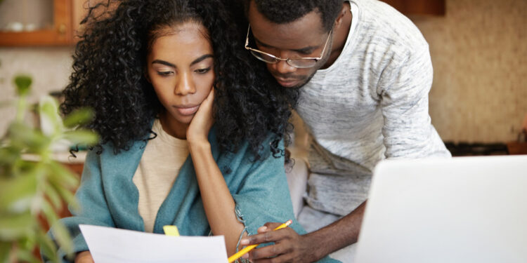 Seis em cada dez casais brasileiros fazem o controle mensal das finanças