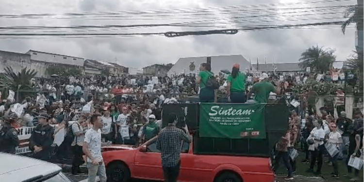 Servidores da Educação aprovam contraproposta do governo de 15,19%