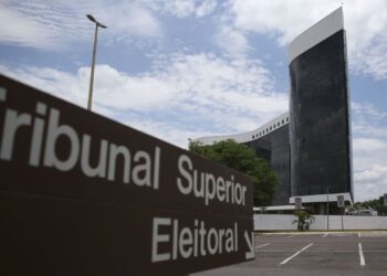 TSE suspende sessão com 3 votos a 1 pela inelegibilidade de Bolsonaro