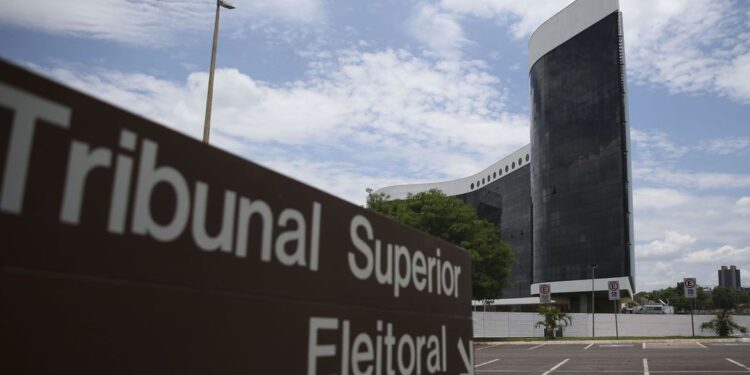 TSE suspende sessão com 3 votos a 1 pela inelegibilidade de Bolsonaro