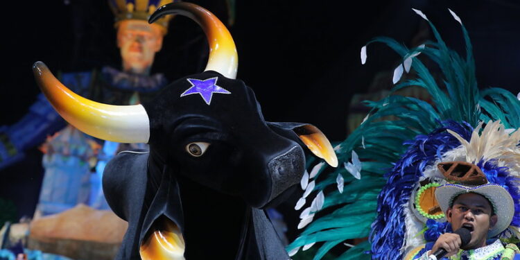 Caprichoso encerra última noite levando ao Bumbódromo um brado de revolução por meio do saber popular