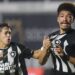 Líder Botafogo mostra força e arranca empate com Santos no Brasileiro