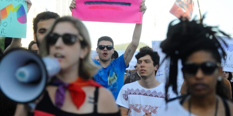 Registros de racismo e homofobia disparam no país em 2022