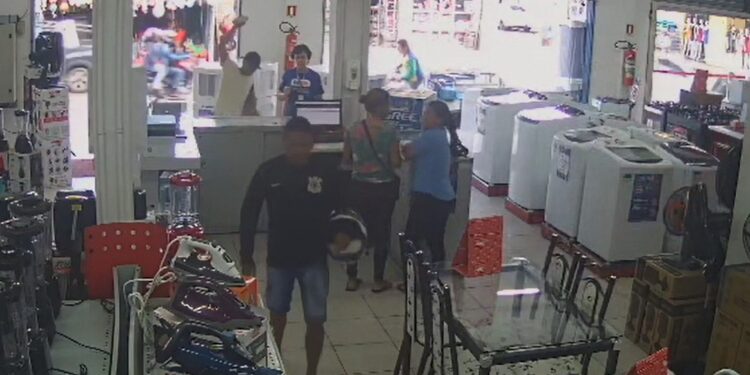 Polícia Civil prende dupla que participou de roubo a loja TVLar em Manaus