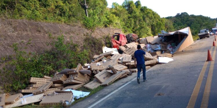 Corpo de Bombeiros socorre vítima de acidente envolvendo carreta na rodovia BR-174