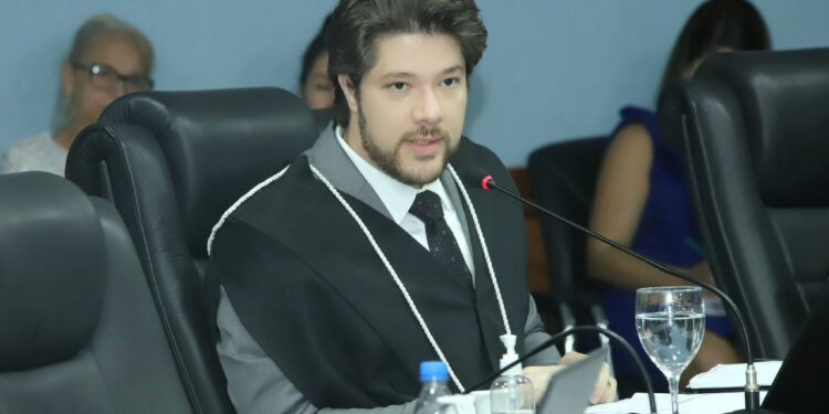 Conselheiro do TCE suspende licitação de Coari por irregularidade