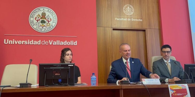 Coordenador-geral da Escola de Contas do TCE-AM palestra em Universidade da Espanha sobre Amazônia e sustentabilidade