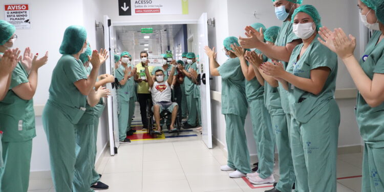 Primeiros pacientes que receberam transplante renal do SUS têm alta no Delphina Aziz