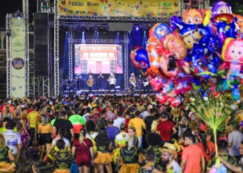 65º Festival Folclórico do Amazonas Categoria Ouro abre com apresentação da banda pernambucana Fulô de Mandacaru 