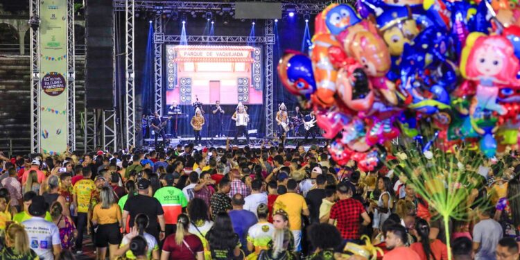 65º Festival Folclórico do Amazonas Categoria Ouro abre com apresentação da banda pernambucana Fulô de Mandacaru 