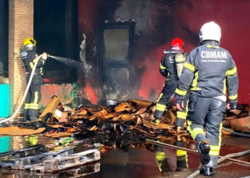 Corpo de Bombeiros combate incêndio em área externa de supermercado no bairro Dom Pedro