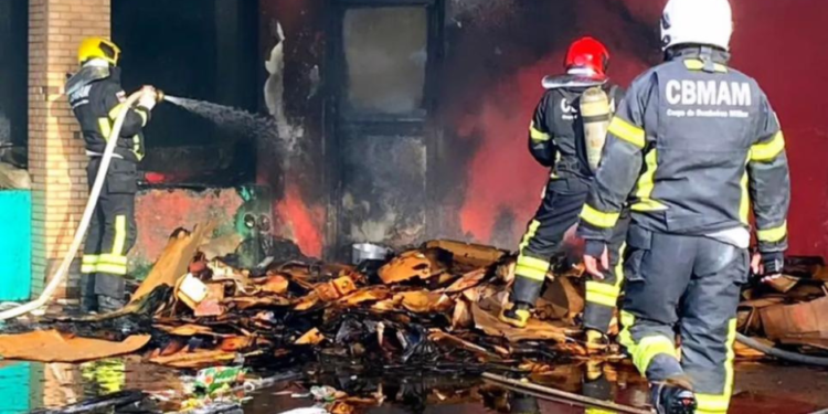 Corpo de Bombeiros combate incêndio em área externa de supermercado no bairro Dom Pedro