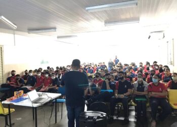 Com apoio do Governo do Amazonas, alunos e professores participam de curso sobre educação financeira 