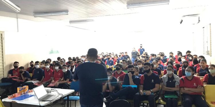 Com apoio do Governo do Amazonas, alunos e professores participam de curso sobre educação financeira 